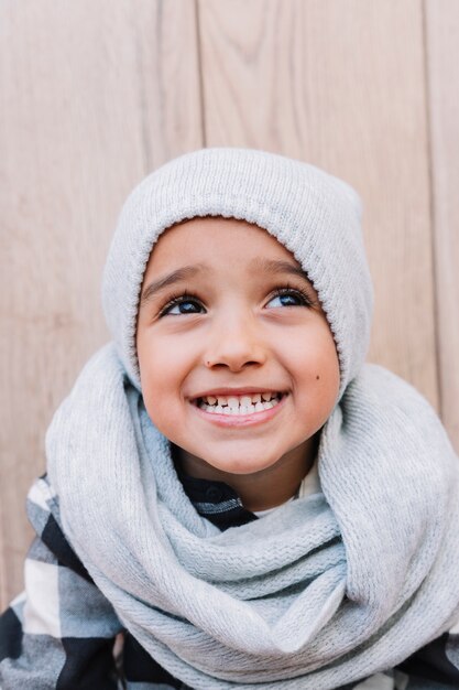 Niño lindo en ropa de invierno