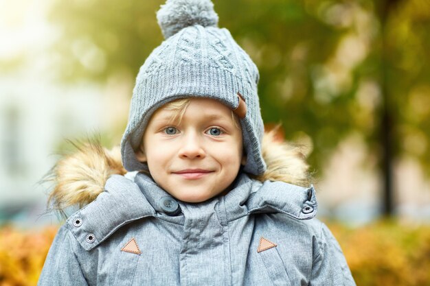 Niño lindo en un sombrero