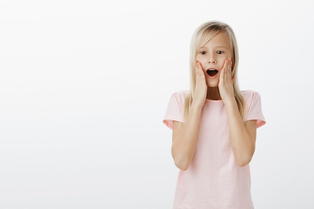 Foto gratuita niño lindo sorprendido mirando sorprendido y feliz