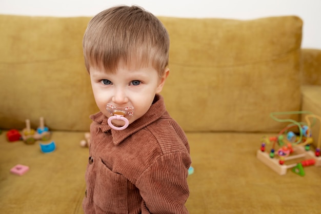 Niño lindo de tiro medio con chupete