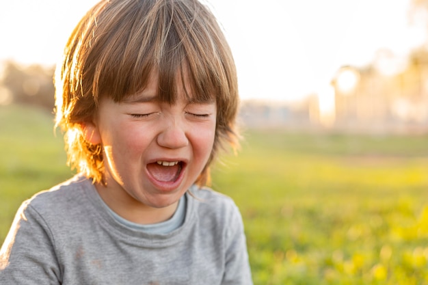 Foto gratuita niño llorando al aire libre