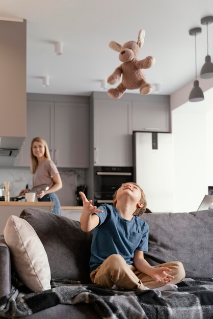 Niño y madre de tiro completo en casa