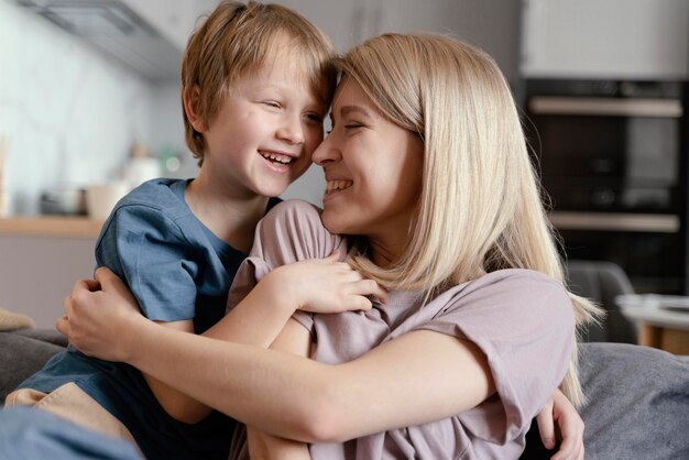 Niño y madre de tiro medio