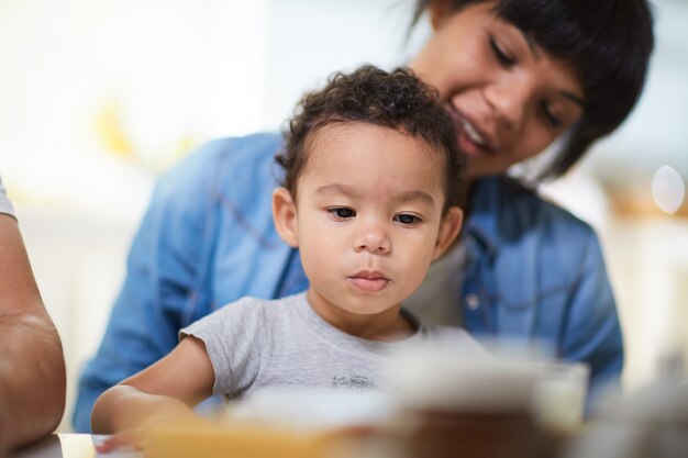 Niño con madre