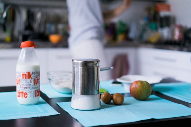 niño con mamá cocinando en el pastel de cocina