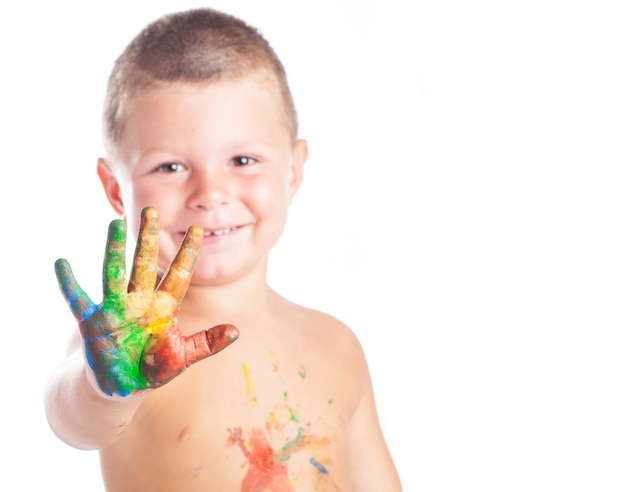 Niño con mano pintada