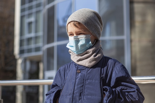 Niño con máscara médica afuera