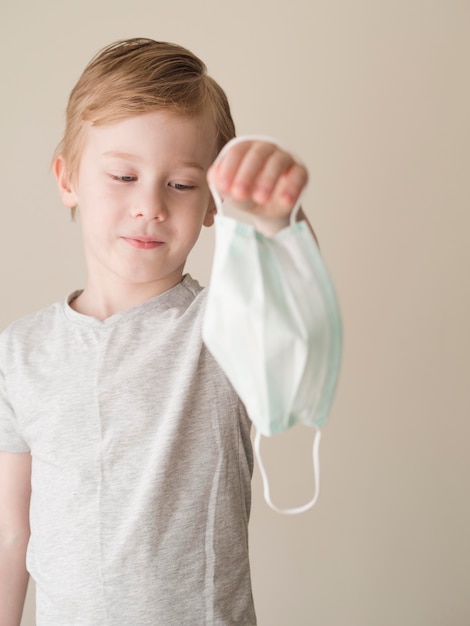 Niño con mascarilla médica