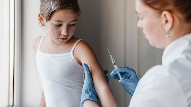 Niño en el médico recibiendo una vacuna