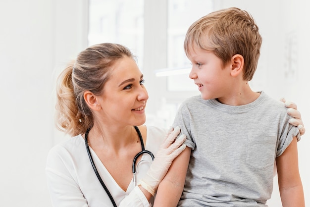 Niño y médico de tiro medio