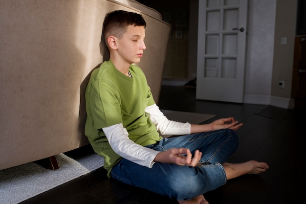 Foto gratuita niño meditando y enfocándose