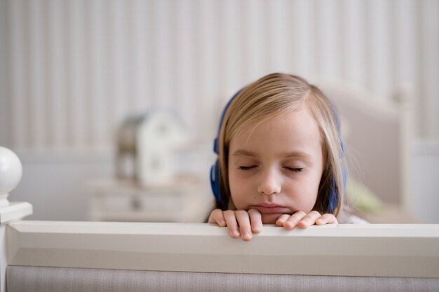 Niño meditando y enfocándose