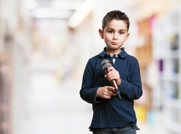 Niño con un microfono