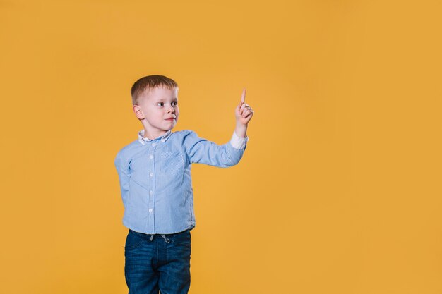 Niño mirando el dedo índice