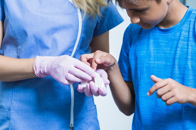 Niño mirando los dientes yeso molde de asimiento por dentista