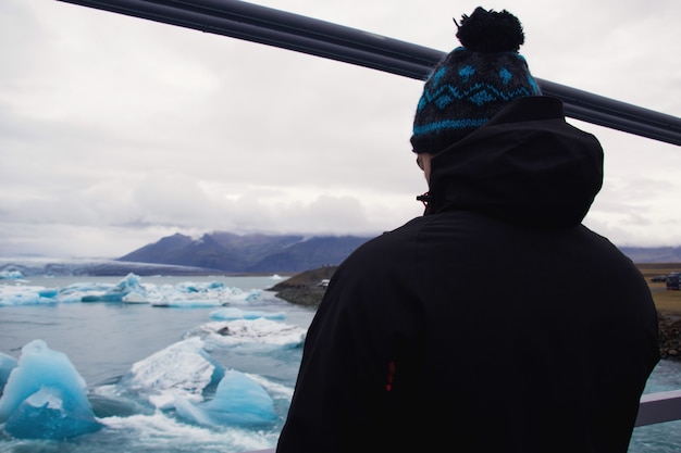 Niño mirando el glaciar