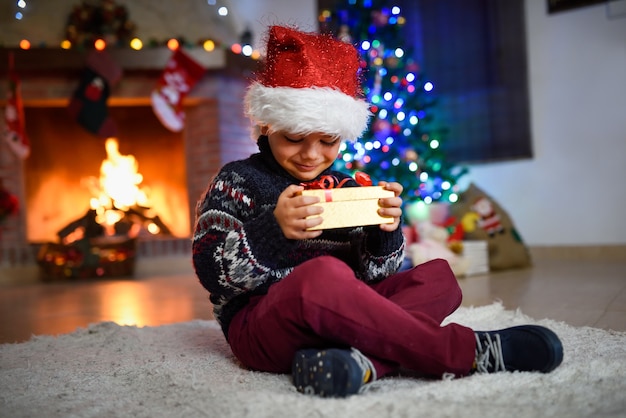 Niño mirando un regalo dorado