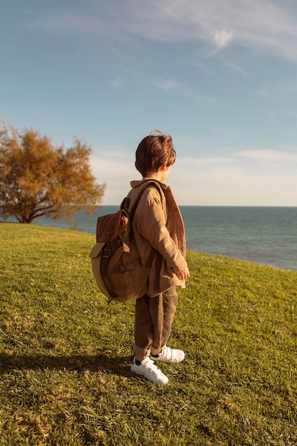 Niño con mochila de tiro completo