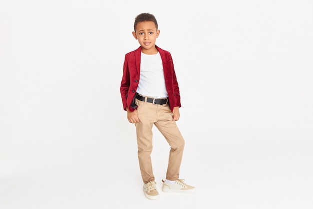 Niño de moda con blazer rojo