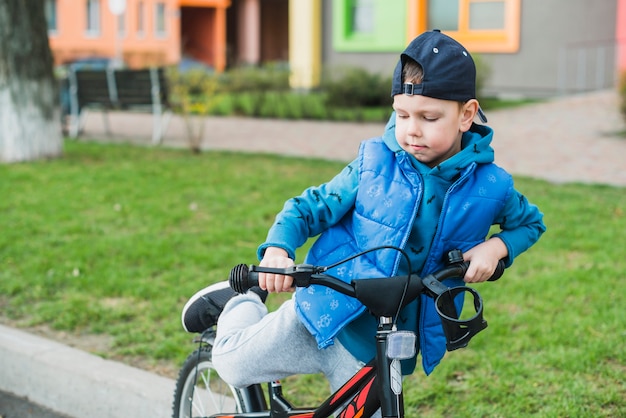 Niño montando en bici fuera