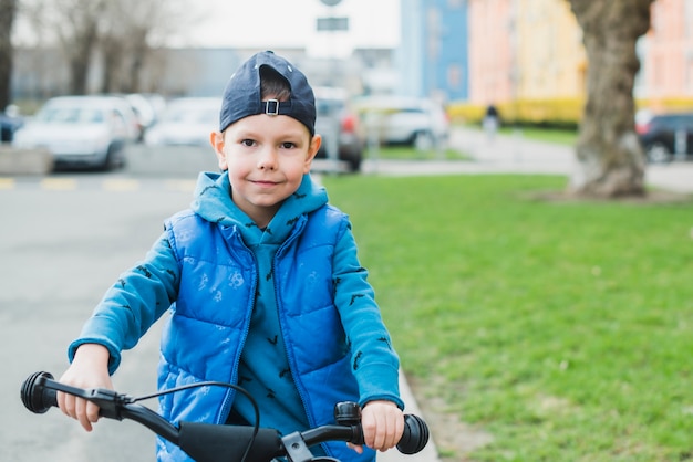 Niño montando en bici fuera