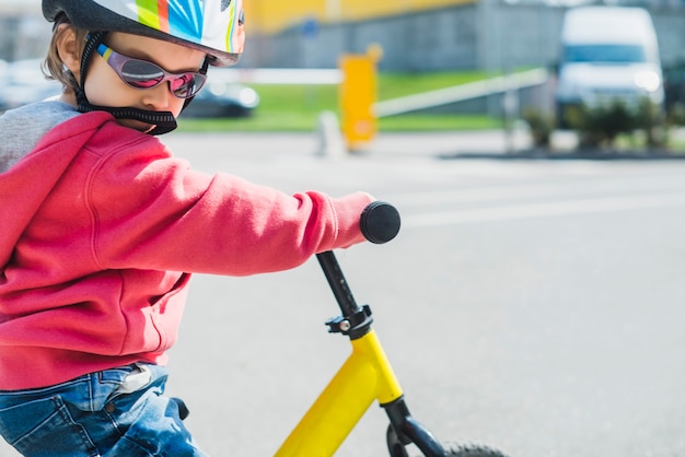 Foto gratuita niño montando en bici fuera