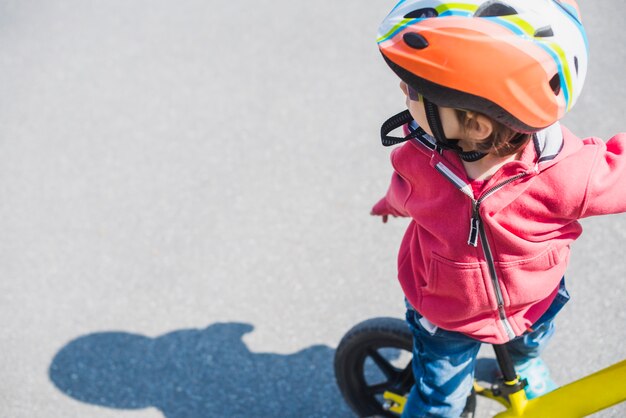 Niño montando en bici fuera