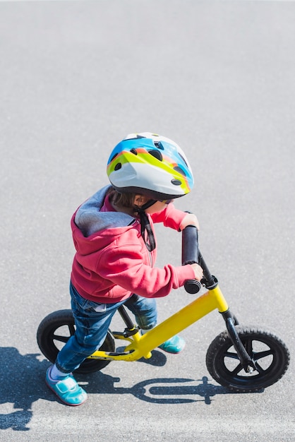 Foto gratuita niño montando en bici fuera