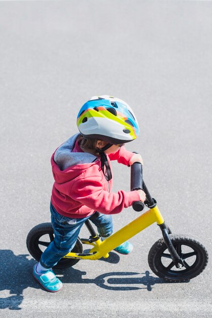 Niño montando en bici fuera