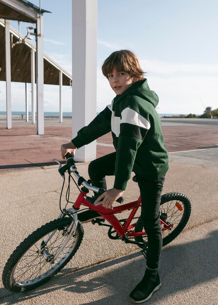 Niño montando su bicicleta al aire libre