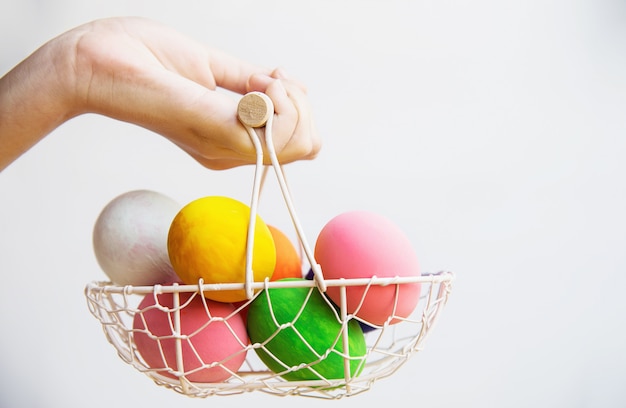 Niño mostrando huevos de Pascua coloridos felizmente - concepto de celebración de vacaciones de semana Santa