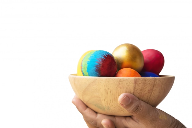 Niño mostrando huevos de pascua coloridos felizmente - concepto de celebración de vacaciones de semana santa