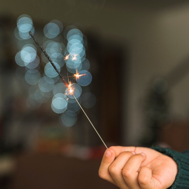 Foto gratuito niño mostrando luz de bengala