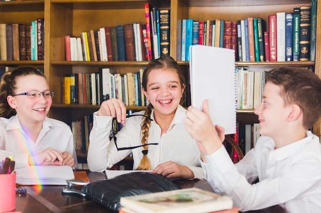 Niño mostrando sonriente amigos cuaderno