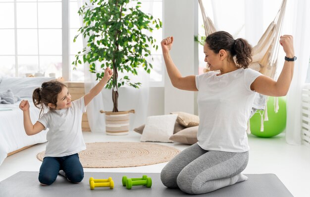 Niño y mujer fuerte de tiro completo