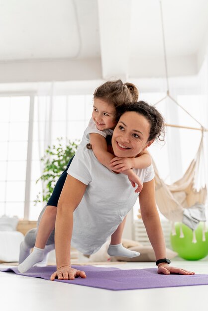 Niño y mujer sonriente de tiro completo