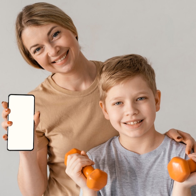 Foto gratuita niño y mujer sonriente de tiro medio