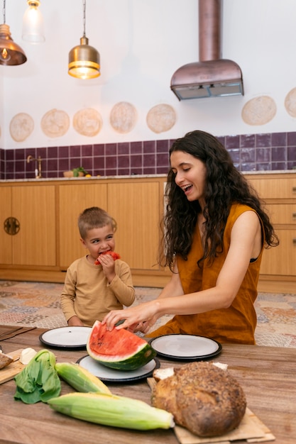 Niño y mujer sonriente de tiro medio