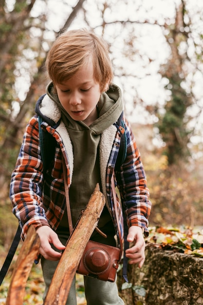 Niño en la naturaleza disfrutando de un viaje de aventura.