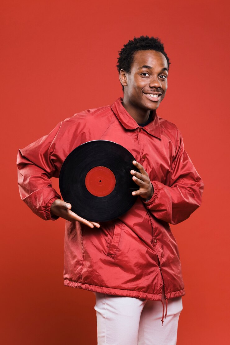 Foto gratuito niño negro posando con vinilos