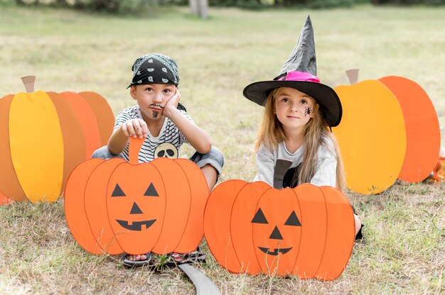 Foto gratuita niño y niña de alto ángulo con traje