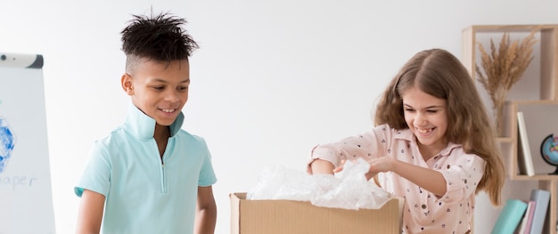 Niño y niña aprendiendo a reciclar