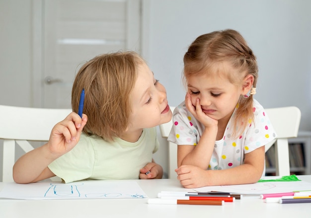 Niño y niña en casa dibujo