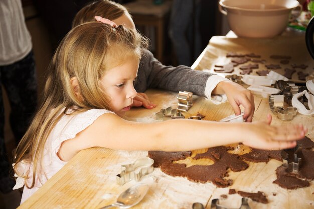 Niño y niña haciendo pan de jengibre