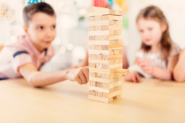 Niño y niña jugando juego de madera