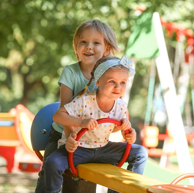 Foto gratuita niño y niña jugando juntos