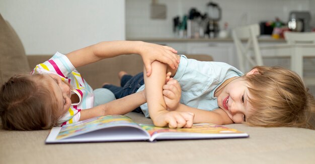 Niño y niña jugando mientras lee