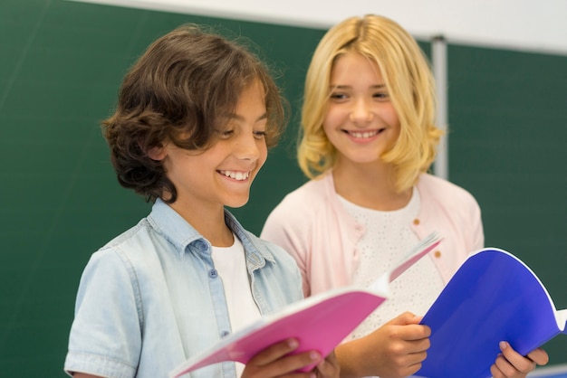 Foto gratuita niño y niña leyendo