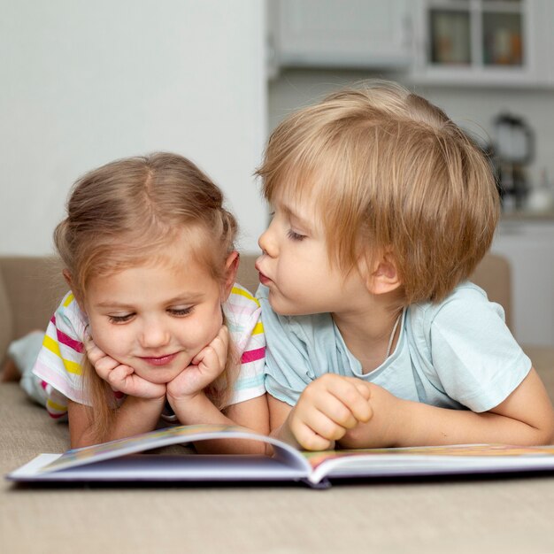 Niño y niña leyendo