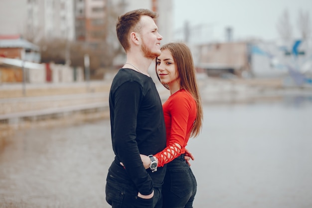 Foto gratuita niño y niña en el parque. pareja amorosa caminando. pareja se relaja.